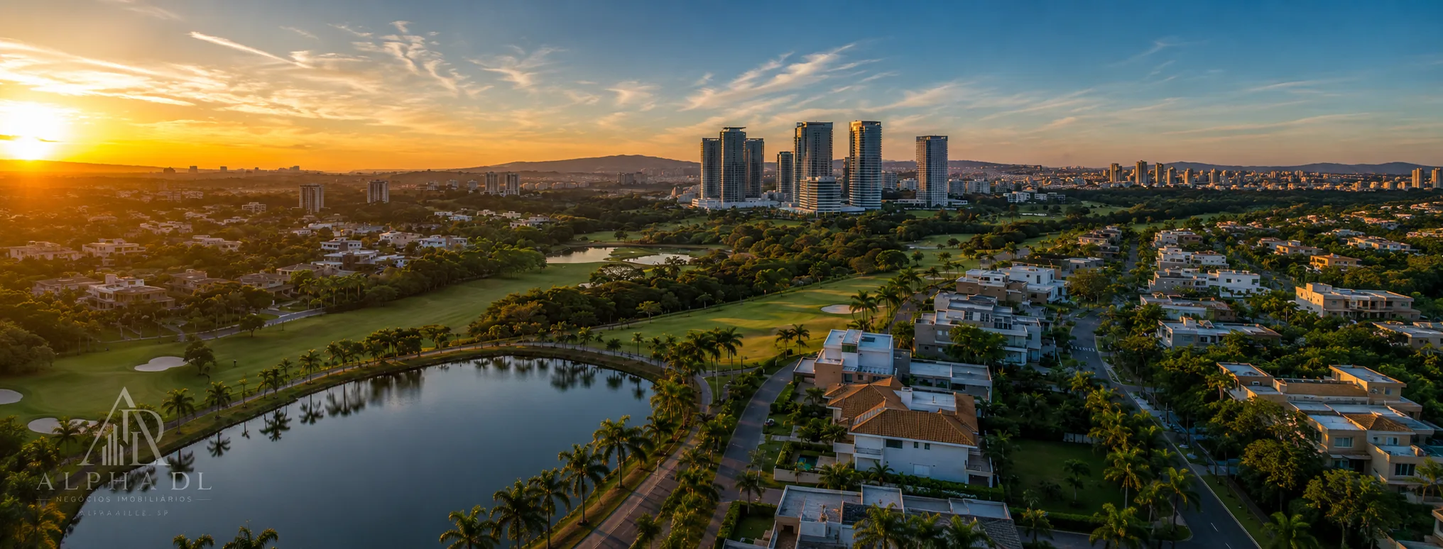 Vista aérea dos condomínios de Alphaville ao pôr do sol — campo de golfe, lago e residências